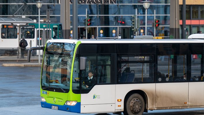 Ein Bus und eine Straßenbahn fahren am Hauptbahnhof vorbei. (Quelle: dpa/Monika Skolimowska)
