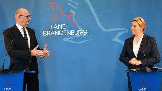 Franziska Giffey (SPD), Berlins Regierende Bürgermeisterin, und Dietmar Woidke (SPD), Ministerpräsident des Landes Brandenburg (Quelle: dpa/Bernd Settnik)