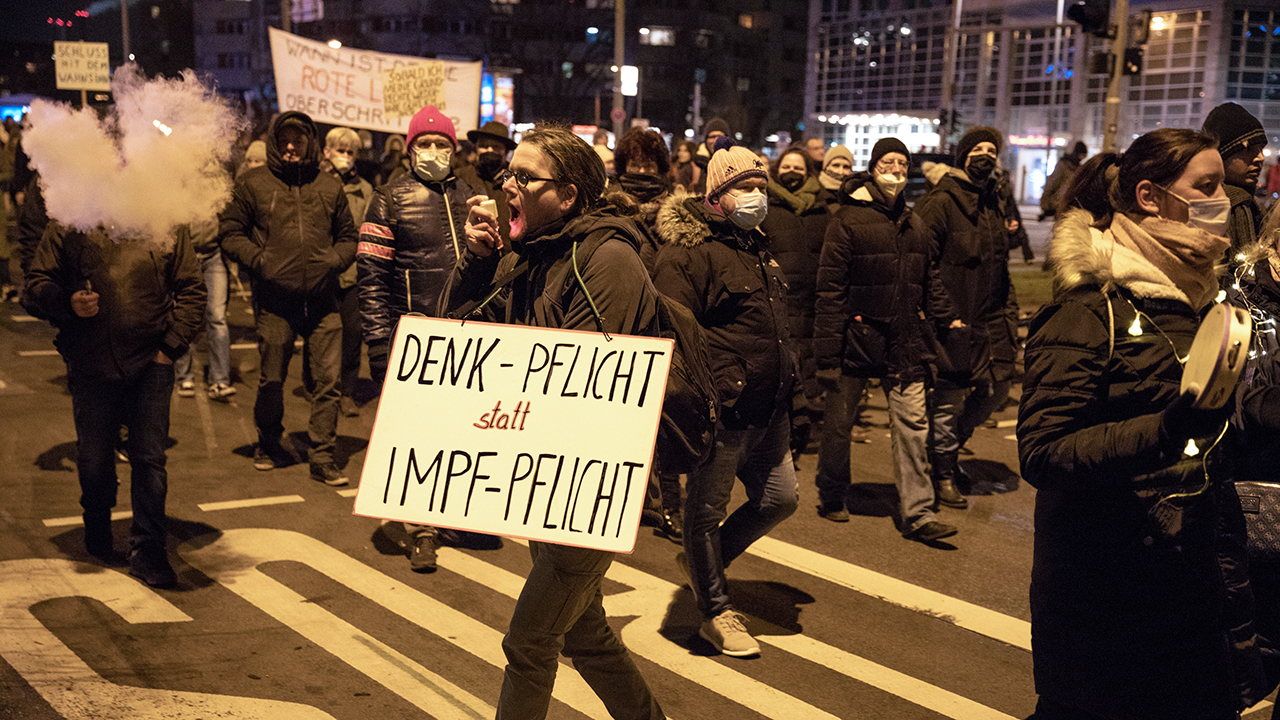 Menschen demonstrieren gegen die Corona-Maßnahmen in Berlin. (Quelle: dpa/Michael Kuenne)