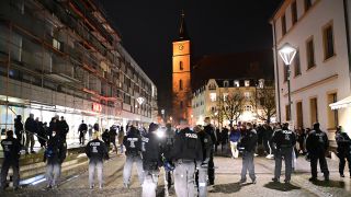 Polizei hat den Bereich der Bürgermeisterstrasse in der Bernauer Innenstadt abgeriegelt, nachdem etwa 100 Menschen sich hier versammelt hatten. (Quelle: dpa/Soeren Stache)