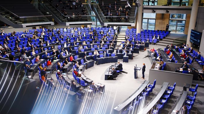 Bundestagsabgeordnete nehmen an der Orientierungsdebatte zu einer SARS-CoV-2-Impfpflicht im Bundestag teil. (Quelle: dpa/Kay Nietfeld)