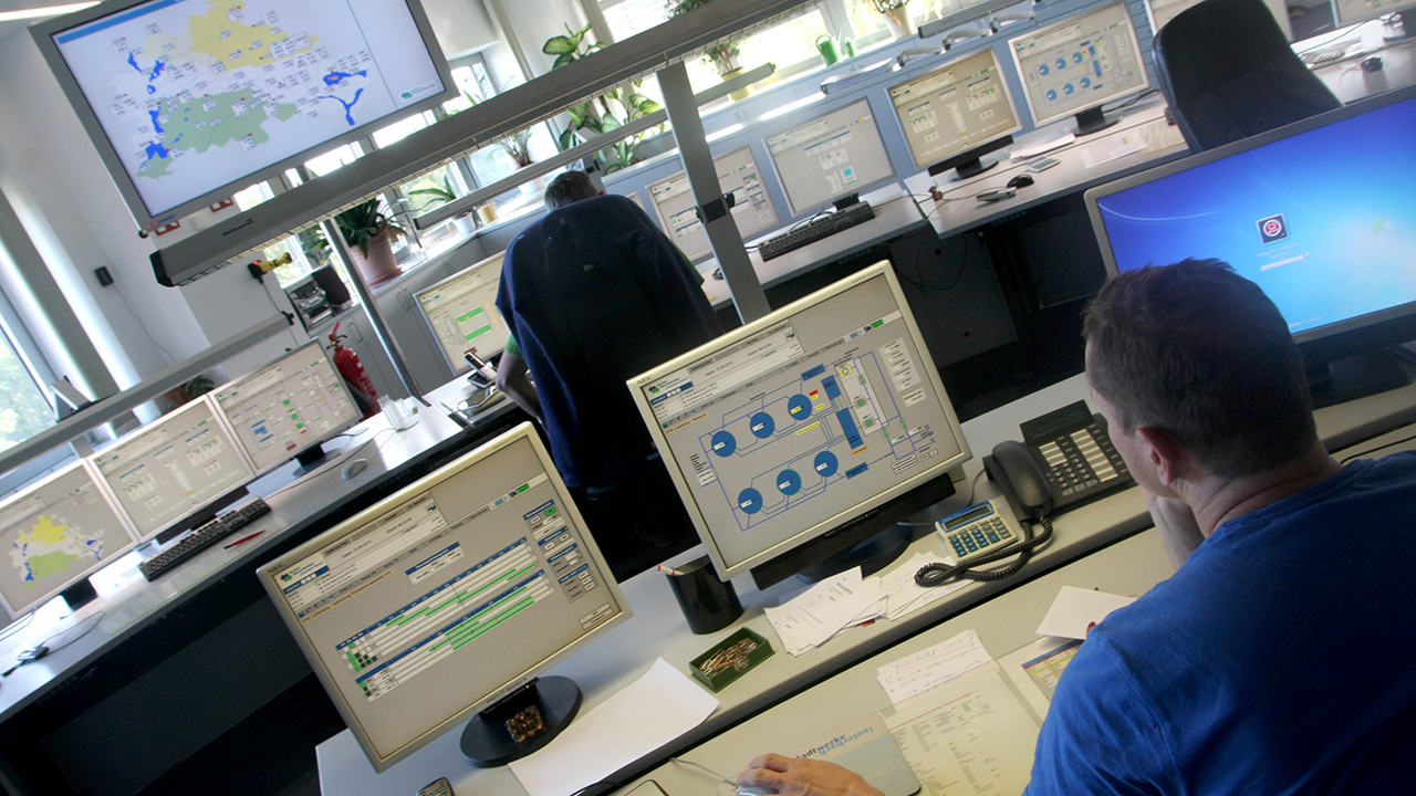Mitarbeiter Leitwarte des Wasserwerks Friedrichshain sitzen vor Computerbildschirmen (Quelle: dpa/Philipp Brandstädter)