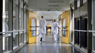 Ärzte laufen durch einen Flur zur Rettungsstelle eines Klinikum in Berlin. (Quelle: dpa/Gregor Fischer)