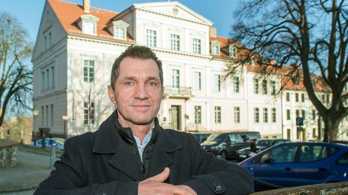 Der Bürgermeister Ralf Lehmann steht vor dem Rathaus des Kurortes Bad Freienwalde. (Quelle: dpa/Patrick Pleul)