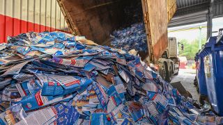 Ein Lkw kippt im November 2021 aus einem Container mehrere Tonnen AfD-Flyer aus dem Bundeswahlkampf in eine Halle einer Entsorgungsfirma (Bild: dpa/Patrick Pleul)