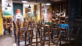 Symbolbild: In einem geschlossenen Restaurant sind um 20 Uhr die Stühle umgedreht auf den Tischen. (Quelle: dpa/C. Gateau)