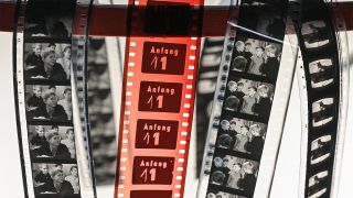 Im Filmmuseum «Kinder von Golzow» sind alte schwarz-weiß Filmstreifen zu sehen (Bild: dpa/Patrick Pleul)