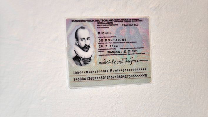 Personalausweis im Museum der Unerhörten Dinge. (Quelle: imago images/Steinach)