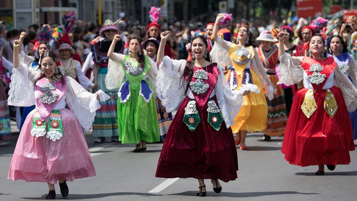 Archivbild: Eine Tanzgruppe nimmt am Umzug zum Karneval der Kulturen teil. (Quelle: dpa/J. Carstensen)