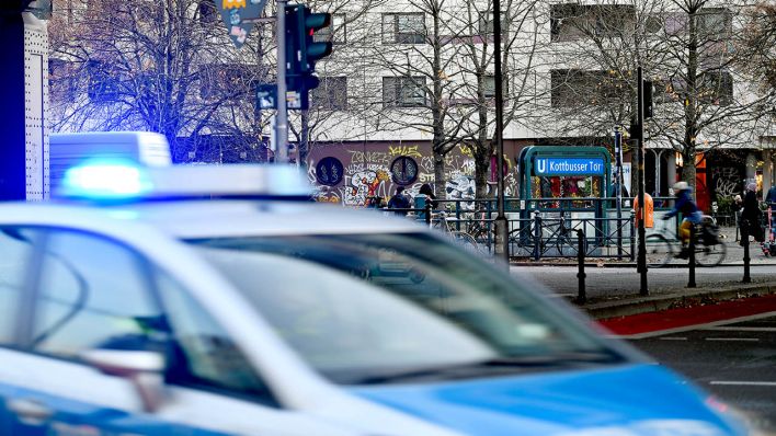 Symbolbild: Ein Polizeiwagen fährt beim U-Bahnhof Kottbusser Tor in Kreuzberg vorbei. (Quelle: dpa/P. Znidar)