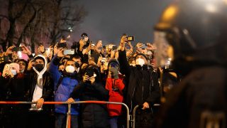Menschenmenge am Brandenburger Tor in der Silvesternacht 2021/22 (Quelle: AP/Markus Schreiber)