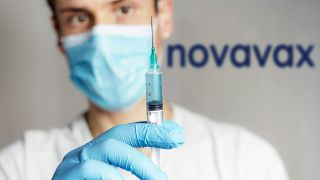 Symbolbild: Arzt hält Spritze mit dem Impfstoff Impfstoff NVX CoV2373 von NOVAVAX gegen Covid-19 Coronavirus in der Hand. (Quelle: dpa/M. Bihlmayer)