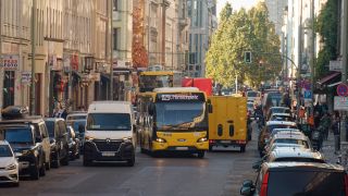 Archivbild: Lieferfahrzeuge blockieren in zweiter Reihe auf der Oranienstrasse in Kreuzberg den Verkehr. (Quelle: dpa/GTI)