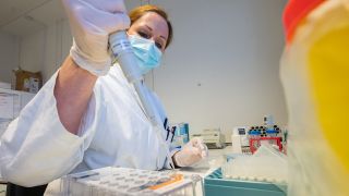 Symbolbild: Eine biologisch-technische Assistentin bereitet die Sequenzierung von positiven PCR-Tests vor. (Quelle :dpa/J. Stratenschulte)