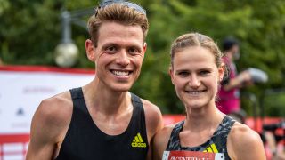 Berliner Halbmarathon 2021: Die besten Deutschen Rabea Schöneborn (r) und Philipp Pflieger stehen nach dem Lauf nebeneinander. (Bild: picture alliance/dpa | Andreas Gora)