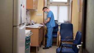 Ein Arzt arbeitet in einem Krankenhaus in m polnischen Lublin (Bild: dpa/Jakub Podkowiak)