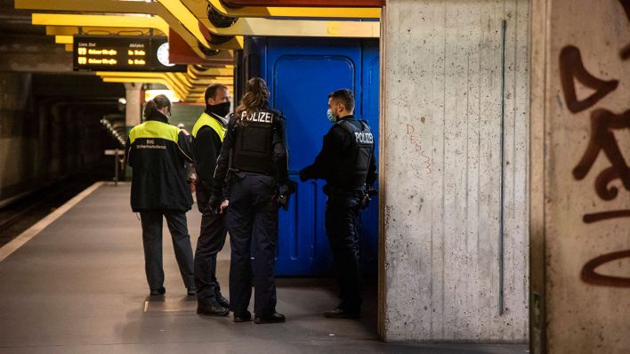 Archivbild: Sicherheitdienst und Polizei bei einer Kontrolle in der U-Bahn in Berlin. (Quelle: imago images)
