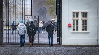Besucher:innen betreten das ehemalige Konzentrationslager Sachsenhausen (Bild: imago images/Jürgen Ritter)