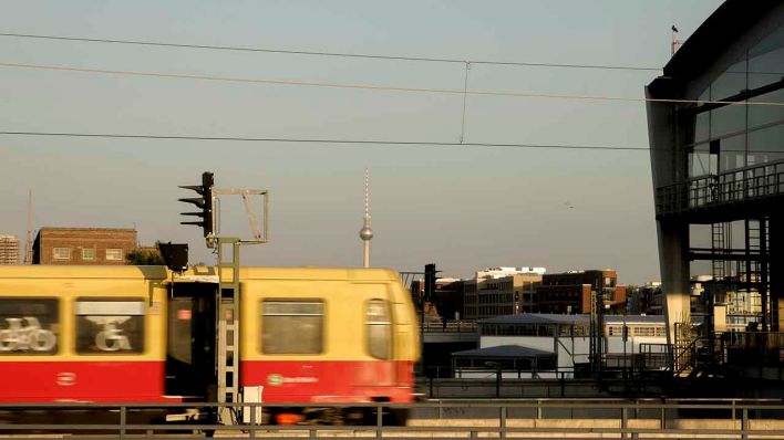 Eine S-Bahn fährt am S-Bahnhof Ostkreuz. (Quelle: dpa/Carsten Koall)