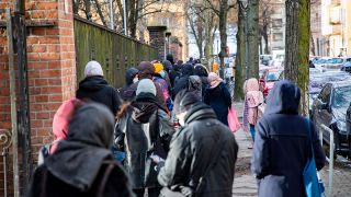 Menschen warten vor einem Testcenter in Berlin am 5. Januar 2022 (Bild: imago images/Emmanuele Contini)