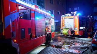 Archivbild: Feuerwehrwagen stehen am 30.11.2021 vor einem Mehrfamilienhaus in der Obstallee in Staaken (Bild: dpa/Annette Riedl)
