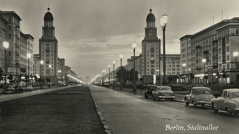 Archivbild: Berlin (Ost), Karl-Marx-Allee, ehem. Frankfurter Allee bzw. Stalinallee. (Quelle: dpa/AKG)
