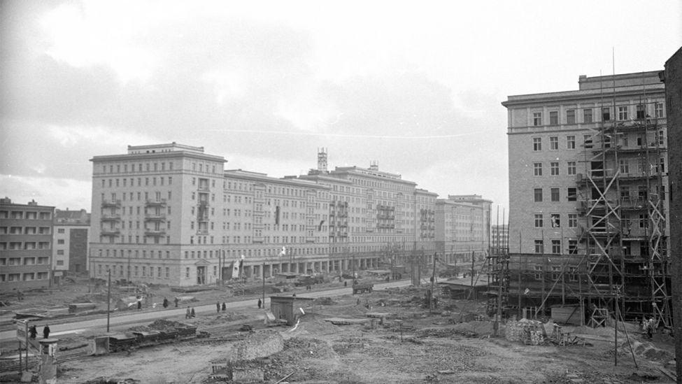 Archivbild: Blick auf Stalinallee Block E Ostberlin 1951. (Quelle: imago images/H. Blunck)