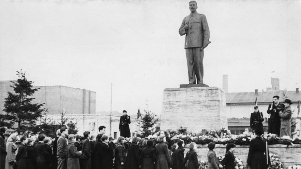 Archivbild: Totenehrung vor Stalindenkmal, Maerz 1953 Ostberlin. (Quelle: dpa/AKG)