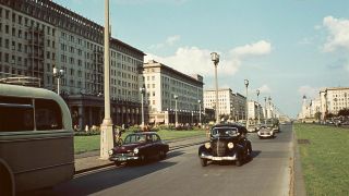 Breit und hell und motorisiert - Ende der 60er fuhren in dem neuen Land die neuen Autos durch die neue Magistrale: die Karl-Marx-Allee.