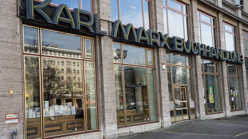 Archivbild: Karl-Marx-Buchhandlung auf der Karl-Marx-Allee, Berlin. (Quelle: dpa/W. Cezanne)