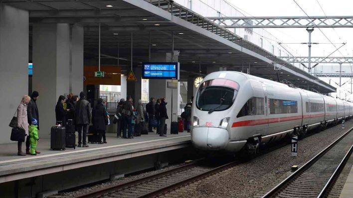 ICE, Bahnhof, Suedkreuz, Schoeneberg, Berlin (Quelle: imageBROKER/Schoening)