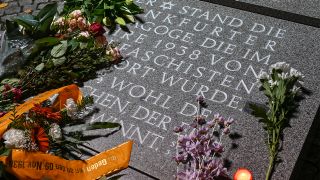 Am 9.11.2021 liegen auf dem Synagogenstein in Frankfurt (Oder) Blumen (Bild: dpa/Patrick Pleul)