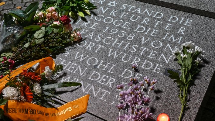 Am 9.11.2021 liegen auf dem Synagogenstein in Frankfurt (Oder) Blumen (Bild: dpa/Patrick Pleul)