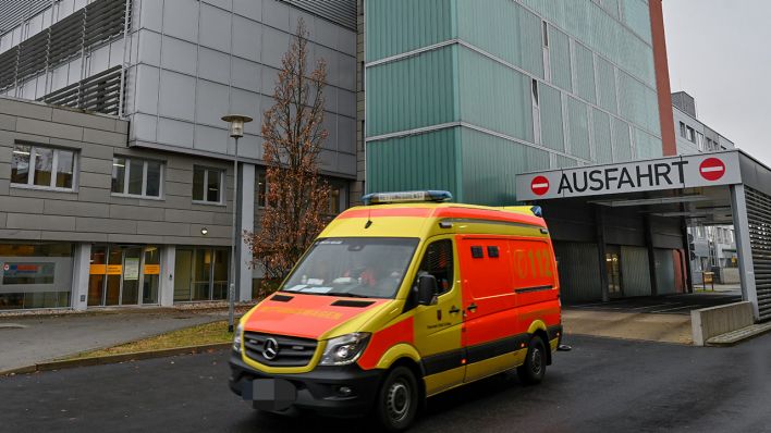Archivbild: Ein Rettungswagen verlässt die Notaufnahme am Carl-Thiem-Klinikum (CTM). (Quelle: dpa/P. Pleul)