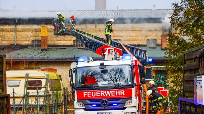 Die Feuerwehr löscht einen Brand in einer ehemaligen Fabrik in Velten. (Quelle: dpa/P. Neumann)