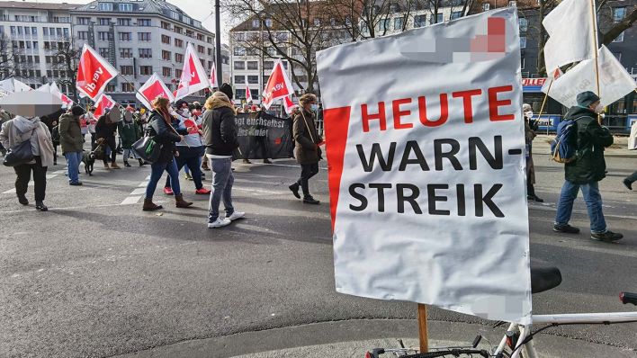 Symbolbild: Mitarbeiter*innen demonstrieren und nehmen an einem Verdi-Streik teil. (Quelle: dpa/S. Babbar)