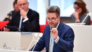 Archivbild: Philip Zeschmann (BVB/Freie Wähler) spricht während der Sitzung des Brandenburger Landtages. (Quelle: dpa/S. Stache)