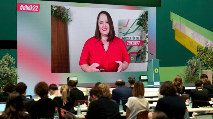 Ricarda Lang ist auf einem digitalen Parteitag der Grünen auf einem Bildschirm zu sehen. (Quelle: dpa/Michael Sohn)