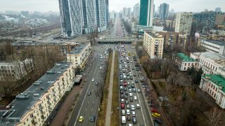 Autos stauen sich in Kiew, während die Menschen die Stadt verlassen. (Quelle: dpa/AP/Emilio Morenatti)
