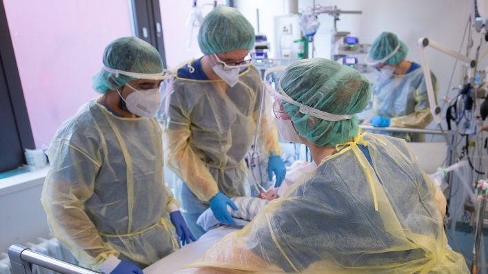 Pflegekräfte und eine Ärztin kümmern sich auf einer Intensivstation für Corona-Patienten. (Quelle: dpa/Sebastian Gollnow)