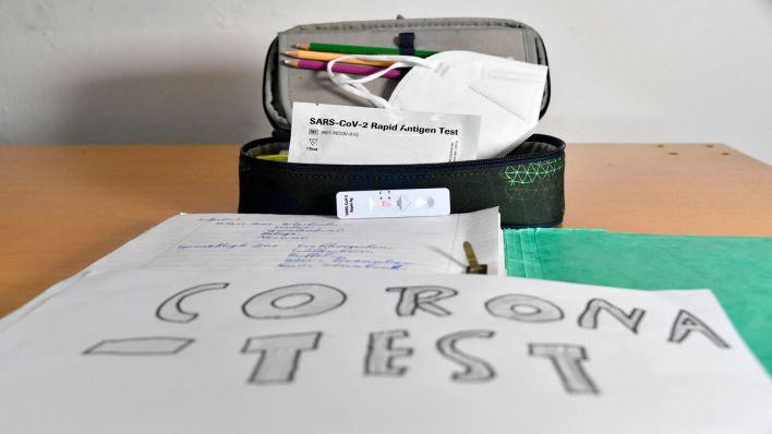 Ein Tisch mit einem Zettel und einer Schulmappe | Quelle: F.xKernx/xFuturexImage