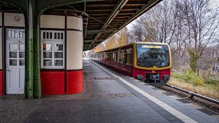 Die S-Bahn S26 Richtung Waidmannslust steht an einem Bahnhof (Bild: imago images/Jürgen Ritter)