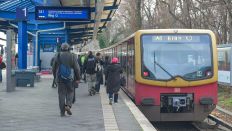 Menschen steigen in die S41 am Bahnhof Treptower Park ein (Bild: imago images/Schoening)