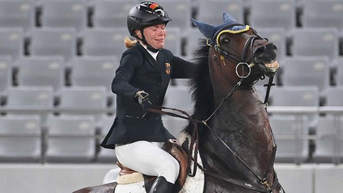 Moderne Fünfkämpferin Annika Schleu bei den Olympischen Spielen, weinend auf dem Pferd "Saint Boy" (Quelle: Sven Simon)