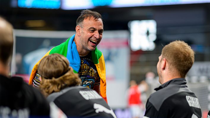 Bob Haninng, Vizepräsident des Deutschen Handballverbunds, lacht während eines Spiels in Nürnberg (Bild: dpa/Marco Wolf)