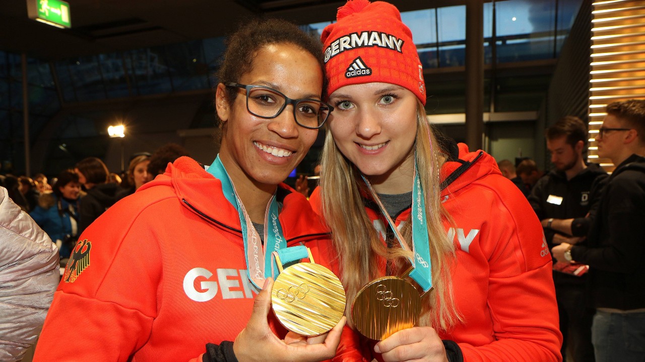 Bob-Pilotinnen Mariama Jamanka und Lisa Buckwitz mit ihrer Goldmedaille bei den Olympischen Winterspielen 2018 (imago images/Hartenfelser)