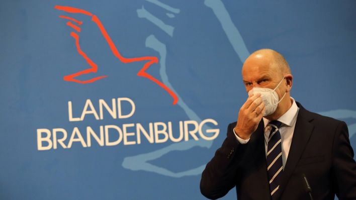 Ministerpräsident Dietmar Woidke SPD mit FFP2-Maske (Bild: imago images/Martin Müller)