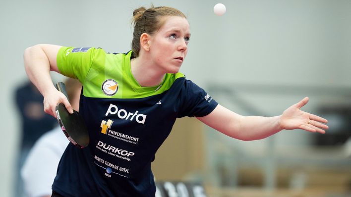 Tischtennisspielerin Britt Eerland beim Aufschlag (Quelle: Imago/Kirchner-Media)