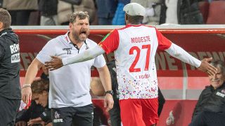 Köln-Trainer Steffen Baumgart will seine Mütze von Stürmer Anthony Modeste zurück (imago images/Sven Simon)