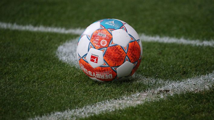 Der Bundesliga-Spielball liegt an der Eckfahne (imago images/Thomas Frey)